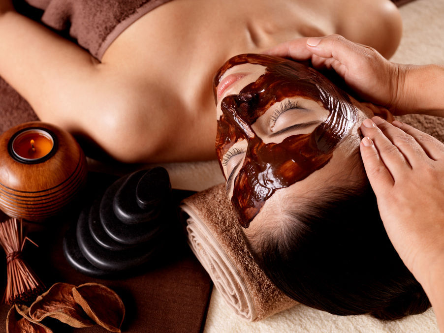 Tratamiento Cosmasaje-mujer-mascarilla-chocolate-metologico
